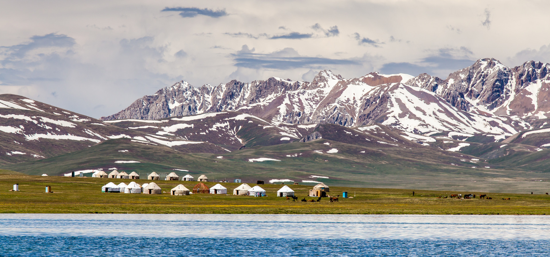 Кыргызские юрты на озере Сон-Кёль в горах Тянь-Шаня в Кыргызстане. 